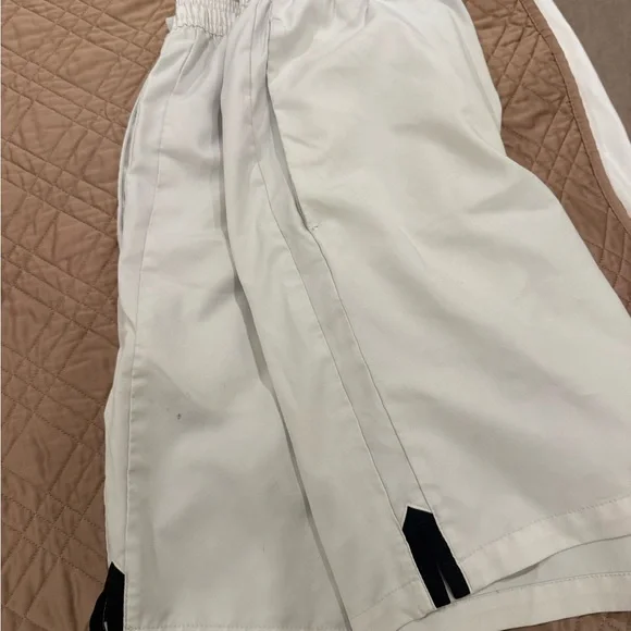 Nike Men’s White athletic shorts. Size Med - Picture 3 of 3